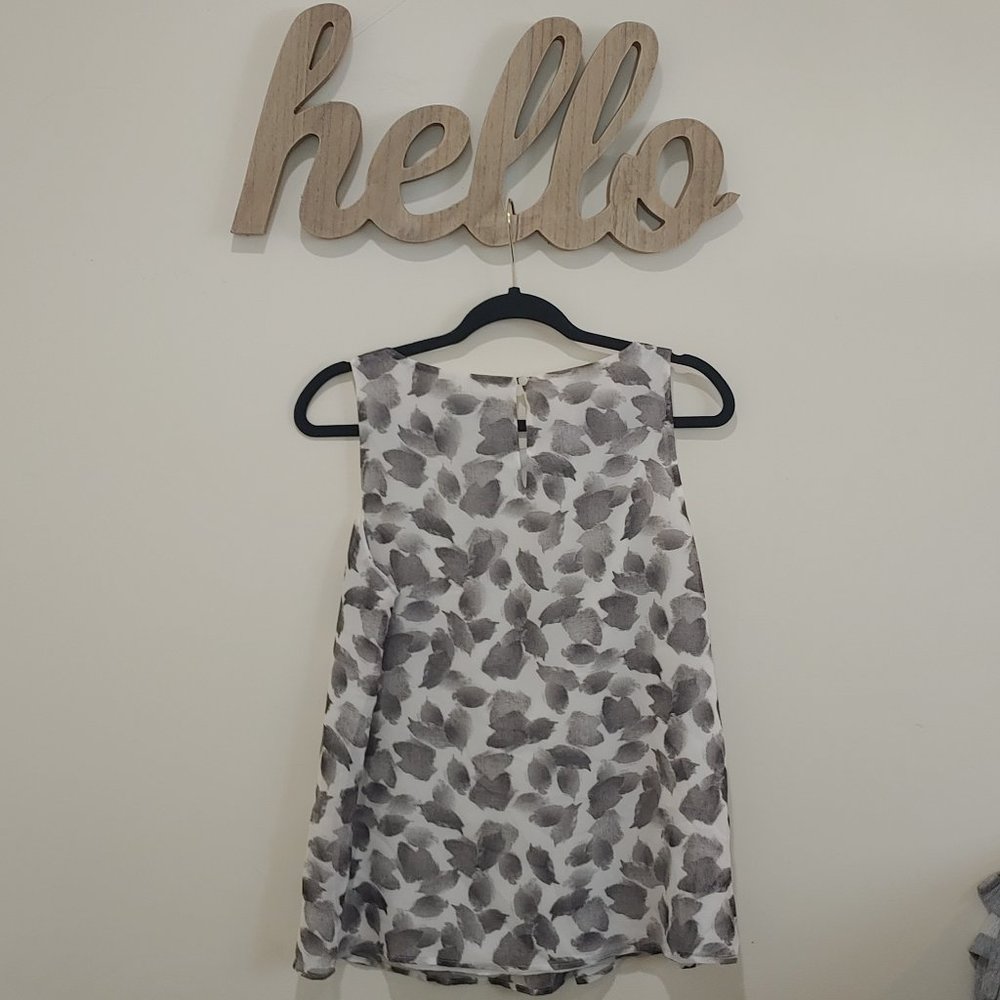 White House Black Market Abstract Leaf Print Sleeveless Lined Blouse (S) - Picture 3 of 4